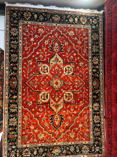 فرش کهنه نمای لاکی