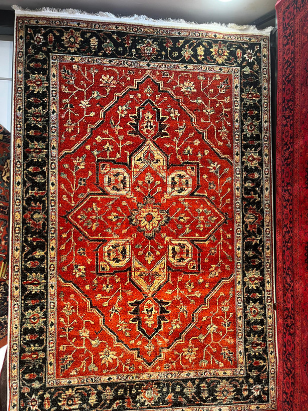 فرش کهنه نمای لاکی